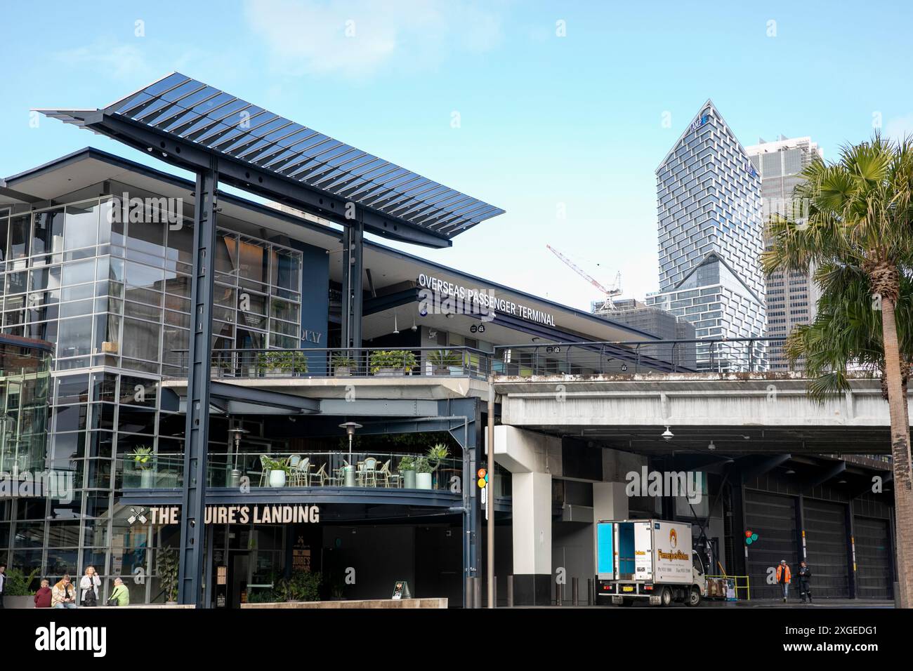 Sydney Australia, Übersee-Kreuzfahrtterminal am Circular Quay mit der Squires Landing James Squire Brauerei und Pub, Australien Stockfoto