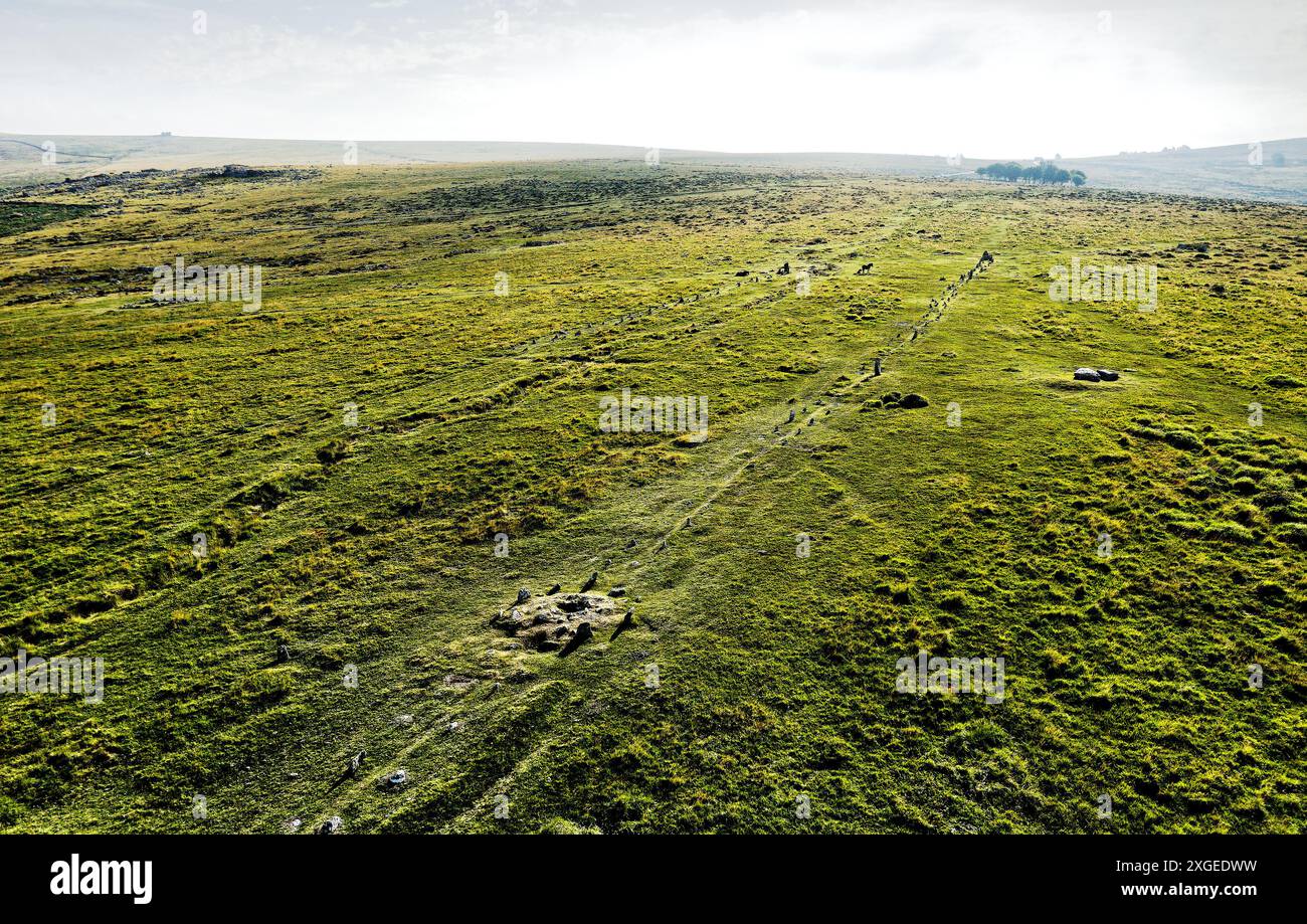 Merrivale Stone Rows, Dartmoor. Zwei neolithische Doppelalleen. Von der Mitte der Reihen aus blickt man auf den N.E. Cairn Ring im Vordergrund. Cist Capstone Mitte rechts Stockfoto