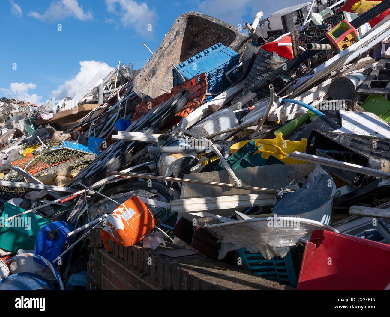 Halde von Kunststoffabfällen zum Recycling an der Abfallentsorgungsanlage in West Midlands Stockfoto