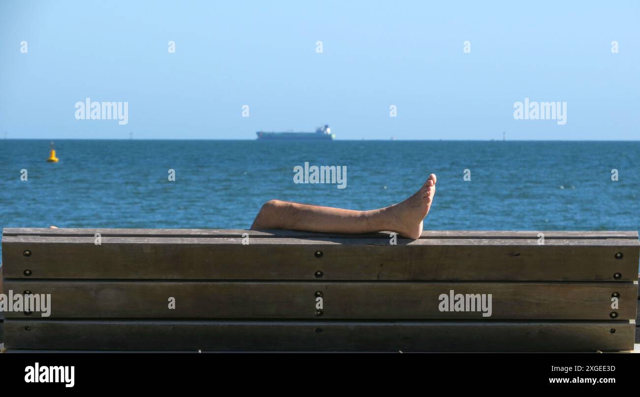 Allgemeines Bild des Beins in der Sonne am Meer. Stockfoto