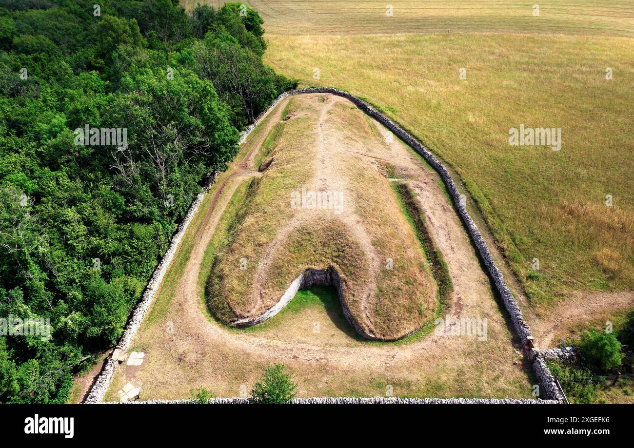 Belas Knap, 5000 Jahre Jungsteinzeitliche Schachtel bei Winchcombe, Vereinigtes Königreich. Cotswold Severn Cairn. Sie zeigen die Eingänge der Grabkammer und den Vorplatz Stockfoto