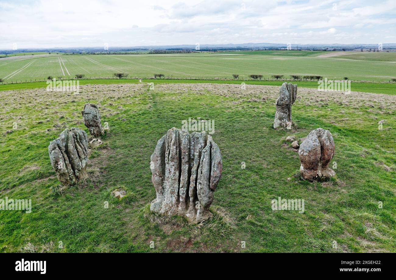 Duddo Five Stones prähistorischer Steinkreis im Norden Northumberlands, England. Frühe Bronzezeit. Natürlicher, weicher Sandstein. Blick nach Westen Stockfoto