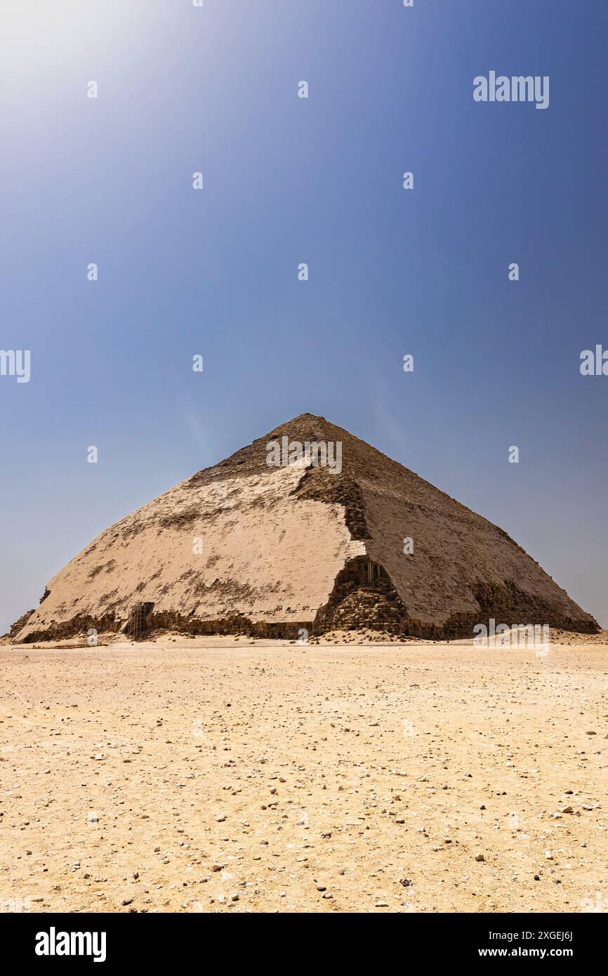 Gebogene Pyramide, Pyramide des Pharao Sneferu (Snofru, Snefru), Nekropole Dahshur, Wüste Gizeh, Gouvernement Gizeh, Ägypten, Nordafrika, Afrika Stockfoto