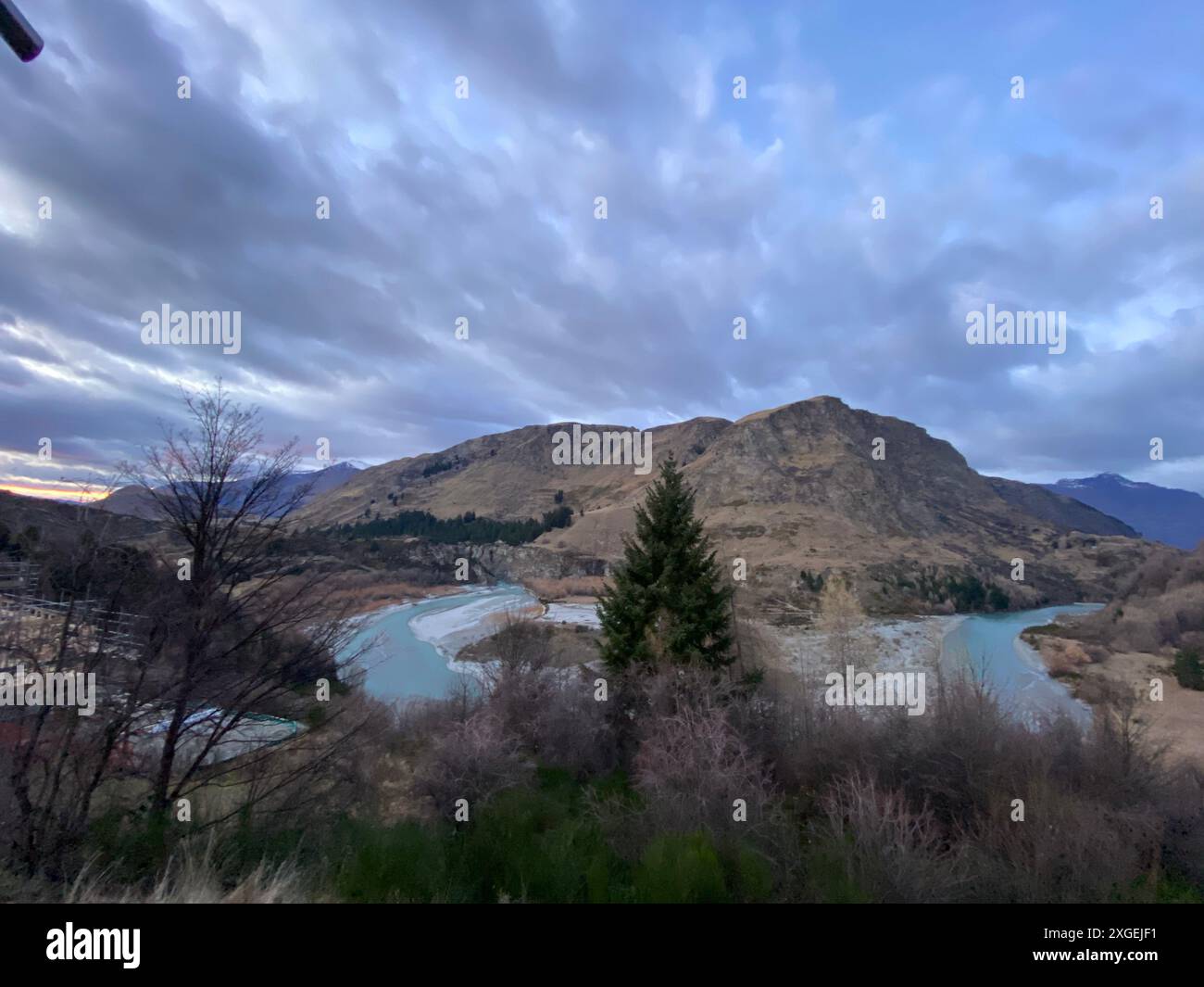 Foto des Shotover River Kimiakau mit Mount Aspiring vom Arthurs Point in Queenstown, Otago, Südinsel Neuseeland. Stockfoto
