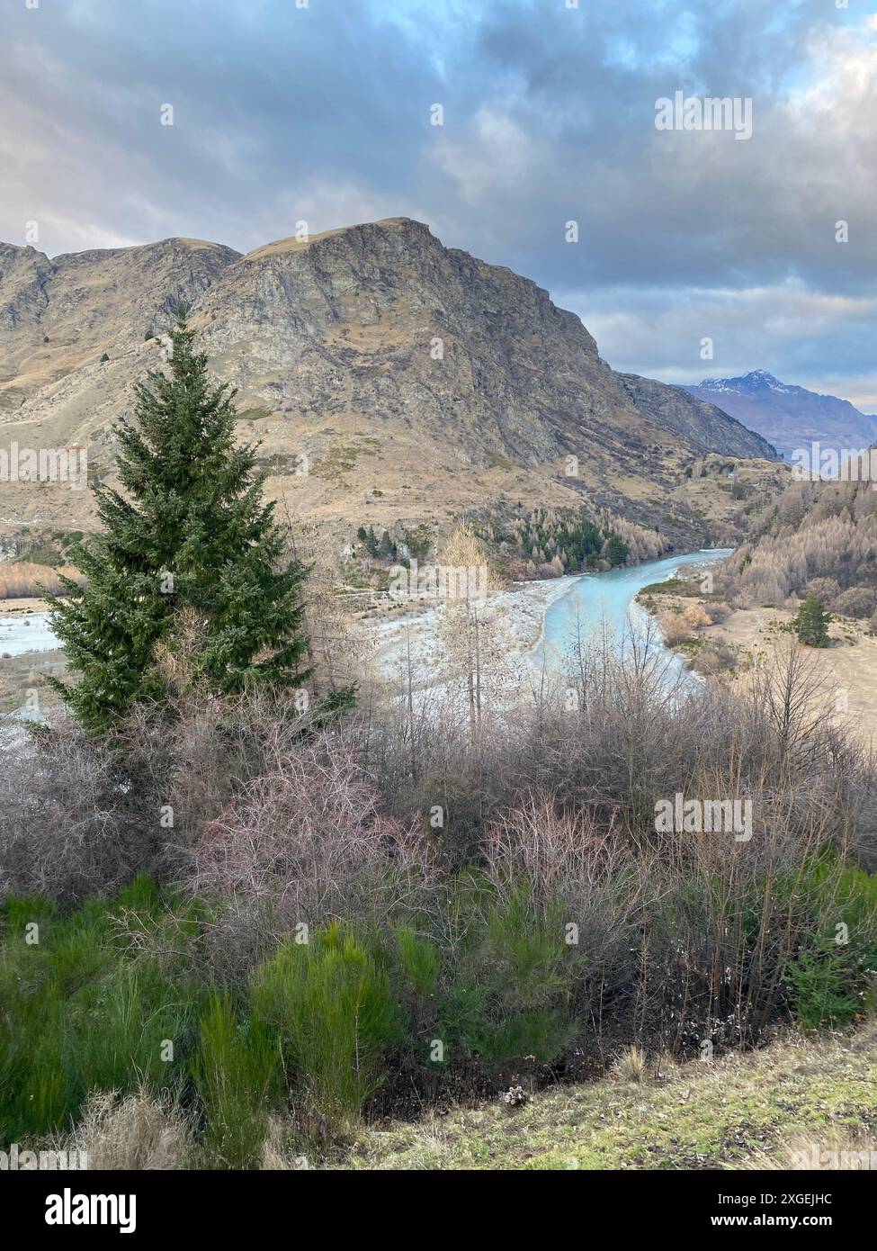 Foto des Shotover River Kimiakau mit Mount Aspiring vom Arthurs Point in Queenstown, Otago, Südinsel Neuseeland. Stockfoto