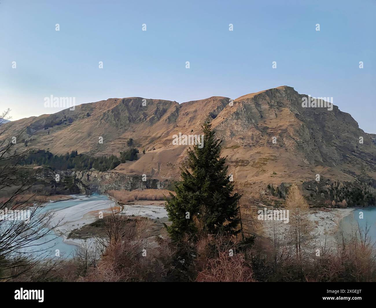 Foto des Shotover River Kimiakau mit Mount Aspiring vom Arthurs Point in Queenstown, Otago, Südinsel Neuseeland. Stockfoto