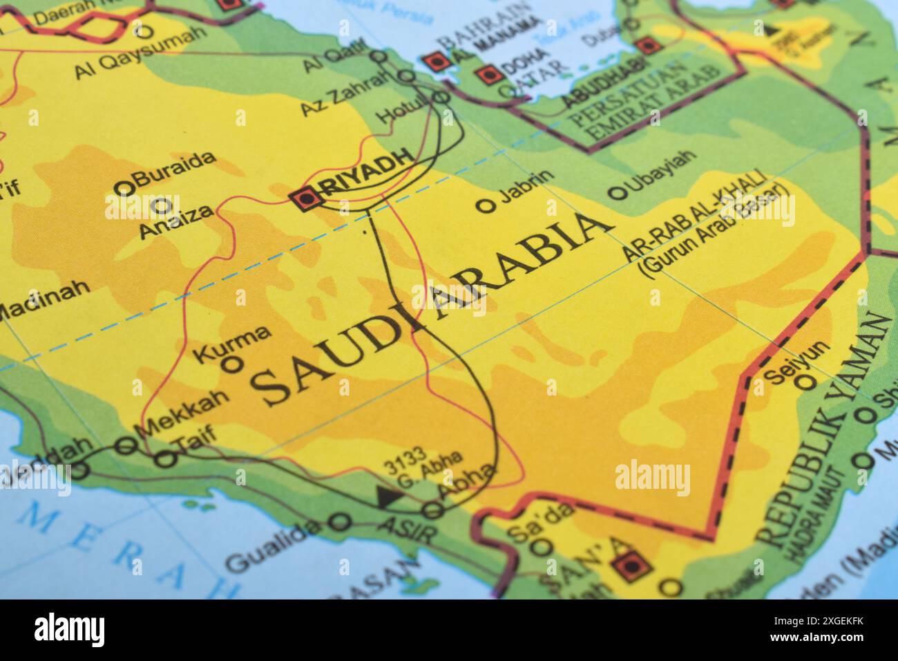 Saudi-Arabien auf der Weltkarte. Nahaufnahme und selektiver Fokus. Reisekonzept Stockfoto