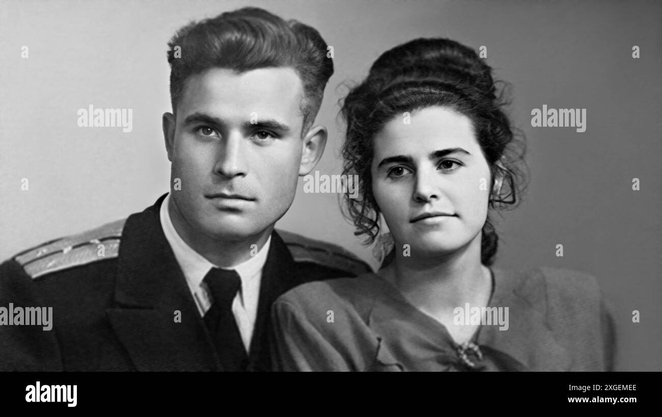 1955 v. Chr., RUSSLAND : der kommunistische Militär-sowjetische Marineoffizier VASILI ARKHIPOV ( Wasilij AleksandroviÄ , 1926 - 1998 ) mit Frau OLGA ARKHIPOVA am Tag der Hochzeit . War ein sowjetischer Marineoffizier, der zugeschrieben wurde, während der Kubanenkrise vom 27. oktober 1962 einen sowjetischen Atomwaffenstart ( und möglicherweise einen vollständigen Atomkrieg ) zu verhindern. Ein solcher Angriff hätte wahrscheinlich zu einer umfassenden globalen thermonuklearen Reaktion geführt . Als Stabschef der Flotte und stellvertretender Befehlshaber des dieselbetriebenen U-Bootes B-59 weigerte sich Arkhipow, dem Kapitän den Einsatz von Atomtorpedos gegen die United St zu genehmigen Stockfoto