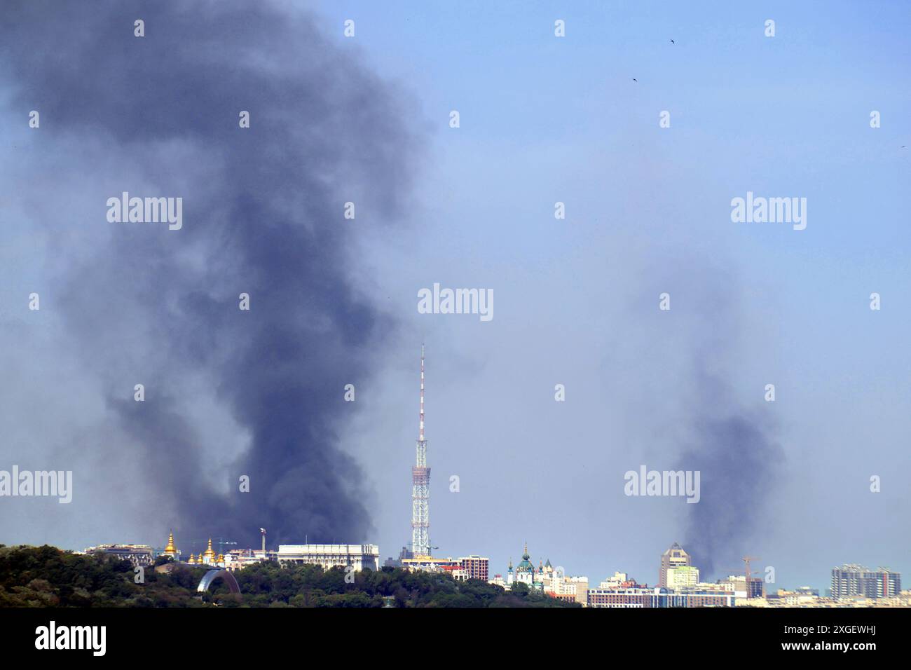 KIEW, UKRAINE - 08. JULI 2024 - der Rauch steigt über der ukrainischen Hauptstadt infolge eines massiven russischen Raketenangriffs, Kiew, Hauptstadt der Ukraine Stockfoto