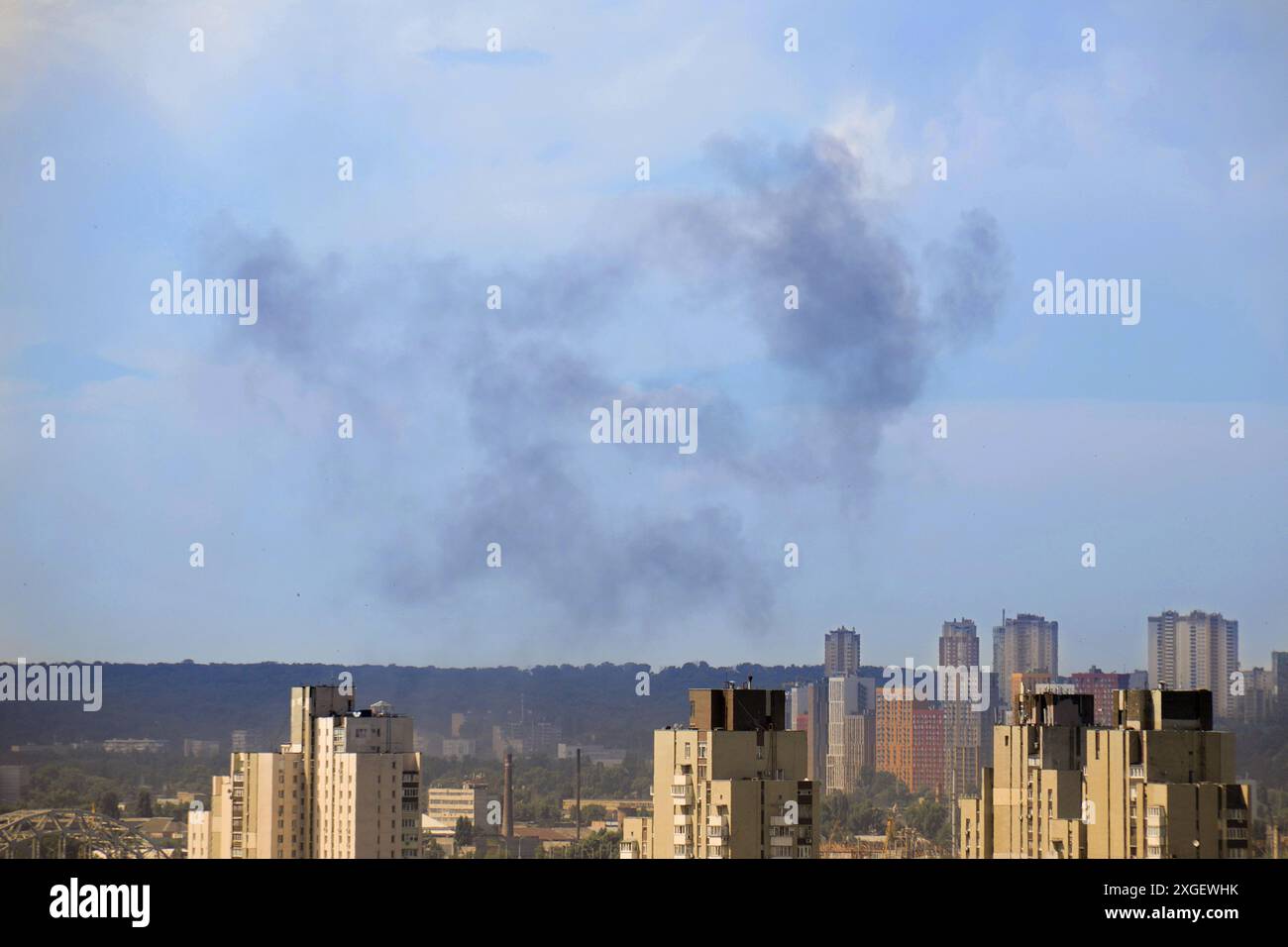 KIEW, UKRAINE - 08. JULI 2024 - der Rauch steigt über der ukrainischen Hauptstadt infolge eines massiven russischen Raketenangriffs, Kiew, Hauptstadt der Ukraine Stockfoto