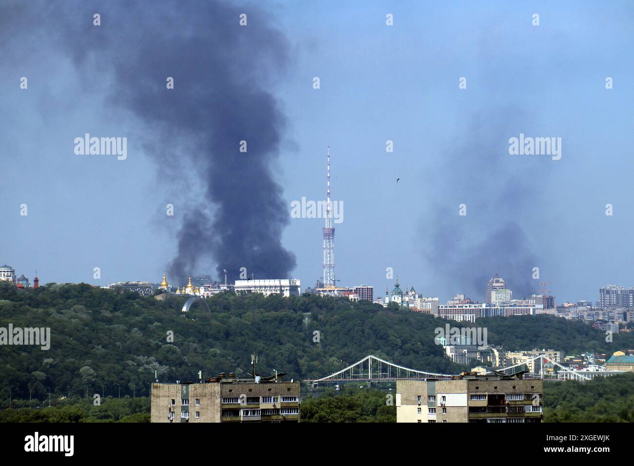 KIEW, UKRAINE - 08. JULI 2024 - der Rauch steigt über der ukrainischen Hauptstadt infolge eines massiven russischen Raketenangriffs, Kiew, Hauptstadt der Ukraine Stockfoto