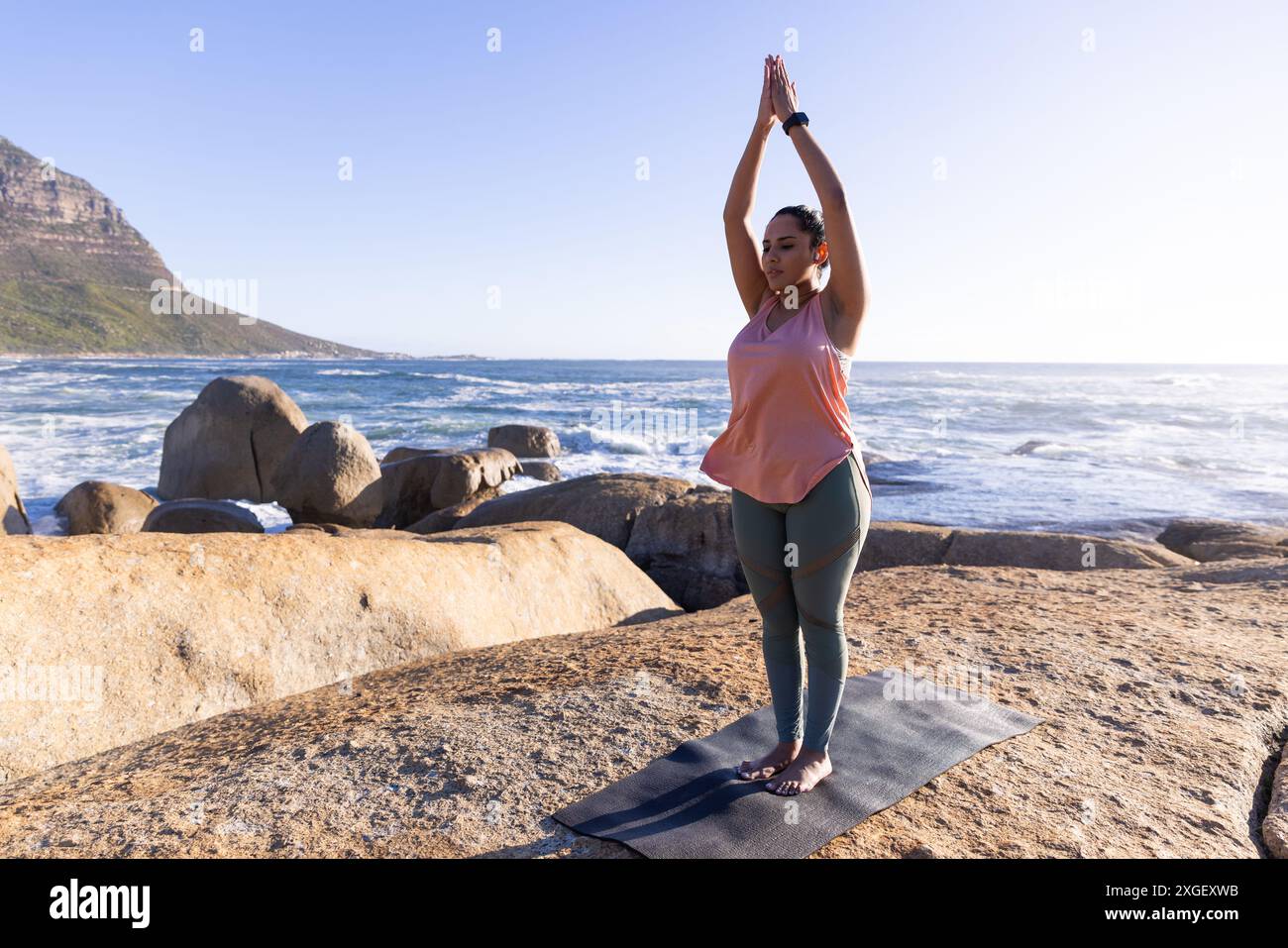 Yoga auf Matte üben, reife Frau, die auf dem Meer posiert, Kopierraum Stockfoto