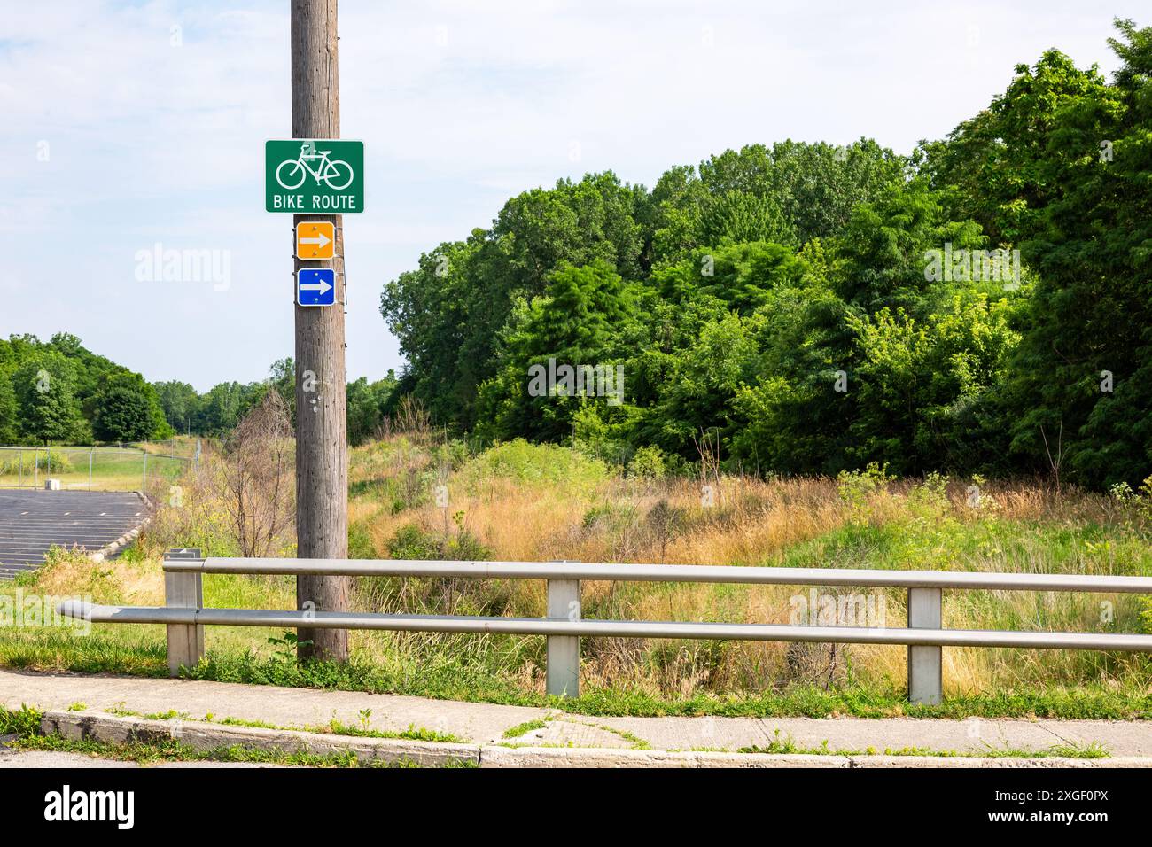 Ein Schild für die Radroute in Huntington, Indiana, weist auf den richtigen Weg hin. Stockfoto