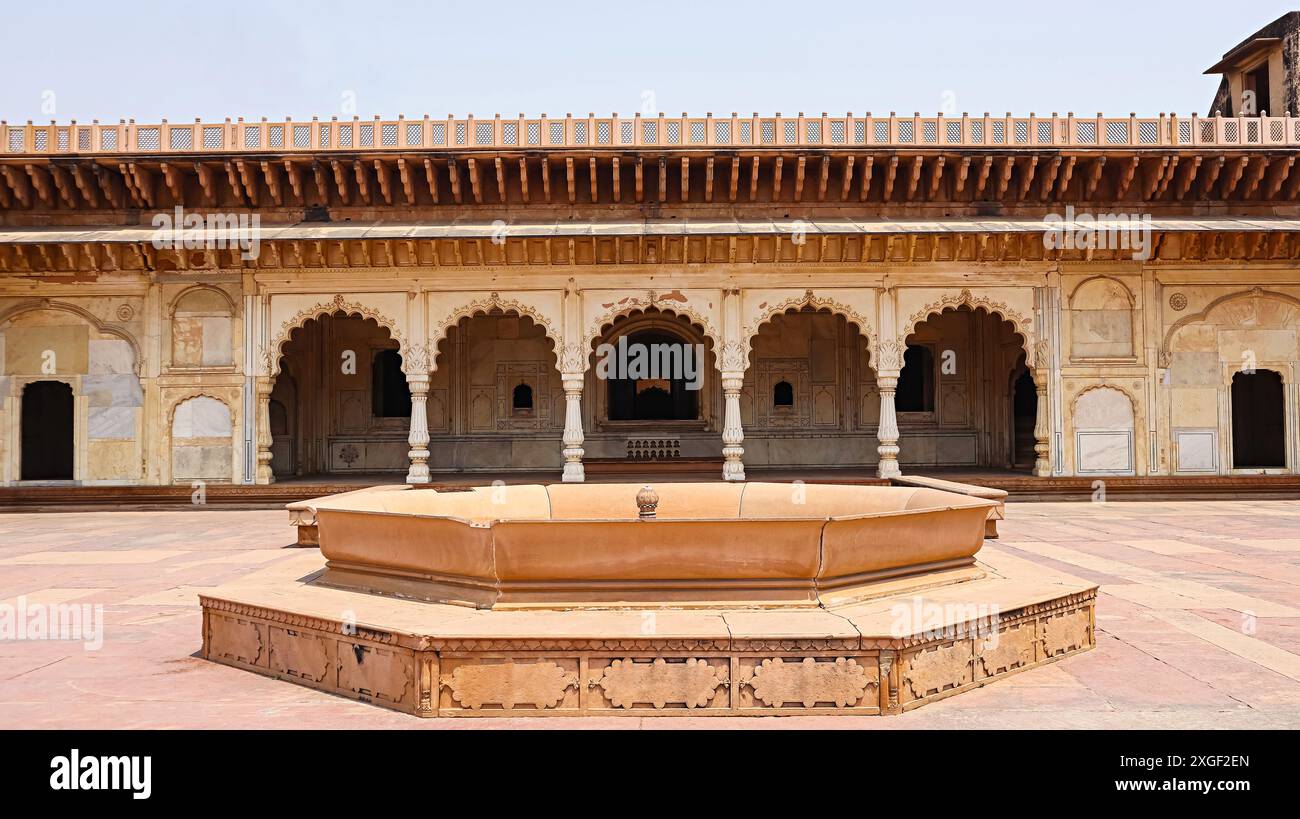 Wunderschöne Architektur und Sommerbrunnen von Suraj Bhavan, Deeg Palace, Deeg, Rajasthan, Indien. Stockfoto