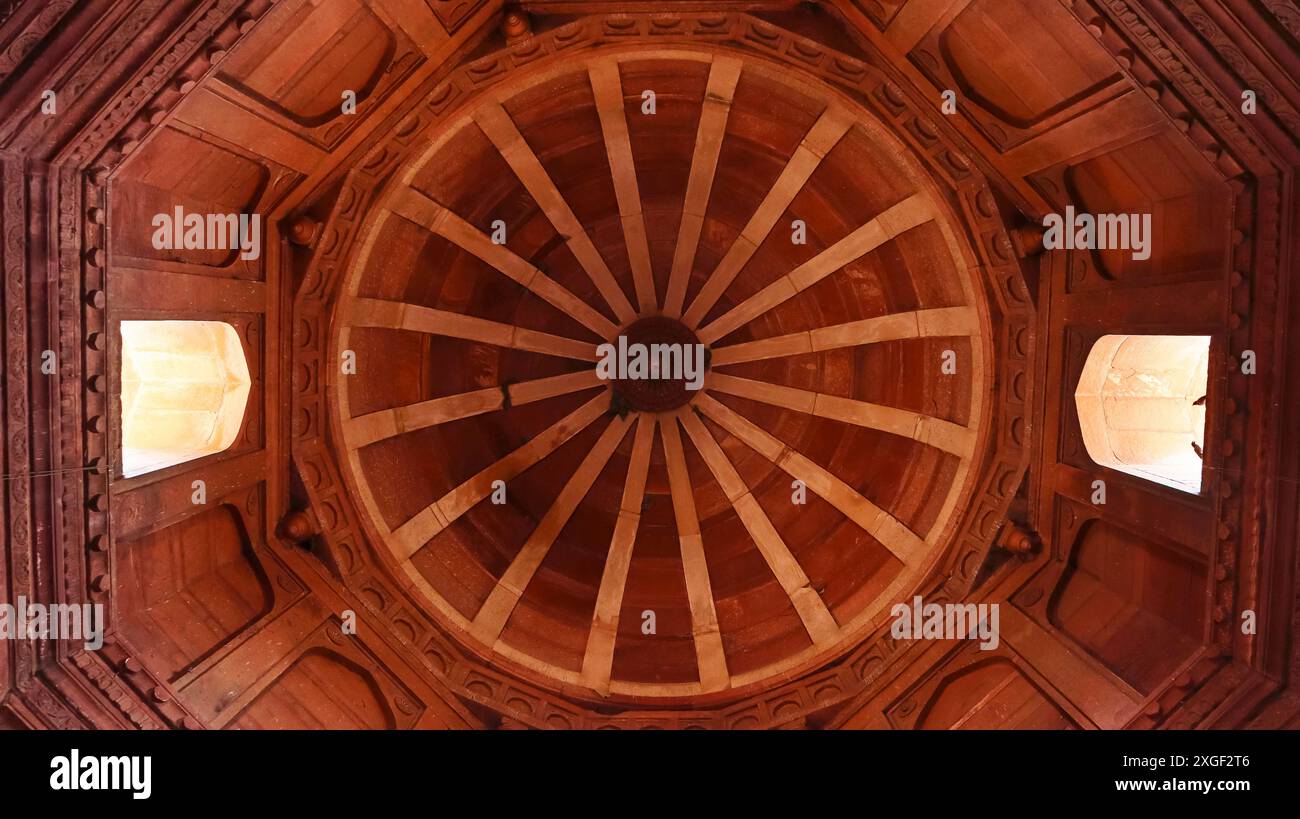 Blick auf die wunderschöne Kuppelarchitektur von Jama Masjid, Mogul-Architektur, Fatehpur Sikri, Uttar Pradesh, Indien. Stockfoto