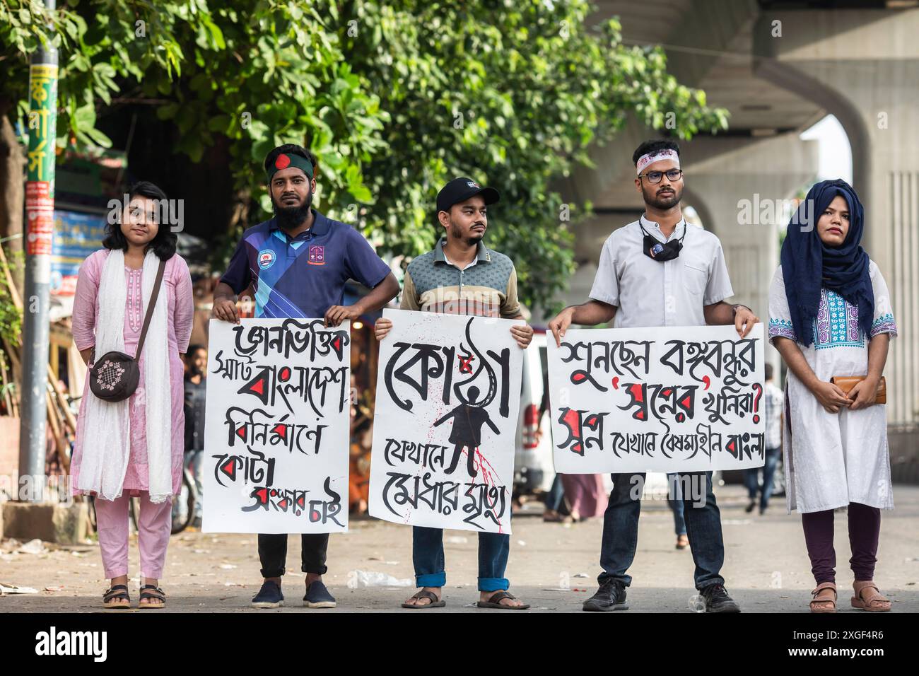 Dhaka, Bangladesch. Juli 2024. Demonstranten halten während der Demonstration Plakate. Studenten und Arbeitssuchende in Bangladesch forderten ein Verbot der Quoten für staatliche Arbeitsplätze und forderten die Wiedereinführung des Regierungskreislaufs von 2018, mit dem das Quotensystem abgeschafft wurde. Quelle: SOPA Images Limited/Alamy Live News Stockfoto