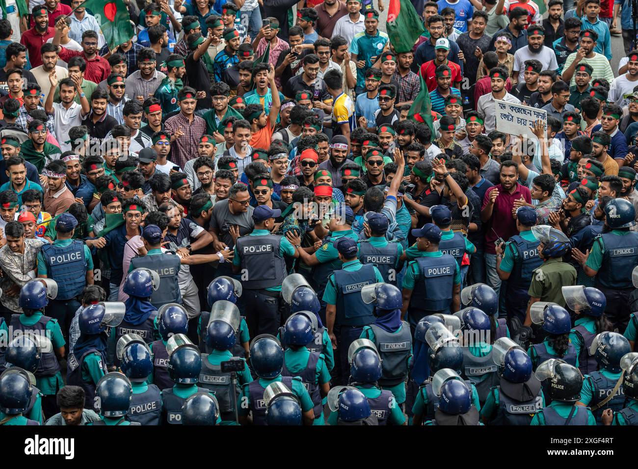 Dhaka, Bangladesch. Juli 2024. Eine Menge Demonstranten marschiert während einer Demonstration in Shahbagh. Studenten und Arbeitssuchende in Bangladesch forderten ein Verbot der Quoten für staatliche Arbeitsplätze und forderten die Wiedereinführung des Regierungskreislaufs von 2018, mit dem das Quotensystem abgeschafft wurde. Quelle: SOPA Images Limited/Alamy Live News Stockfoto