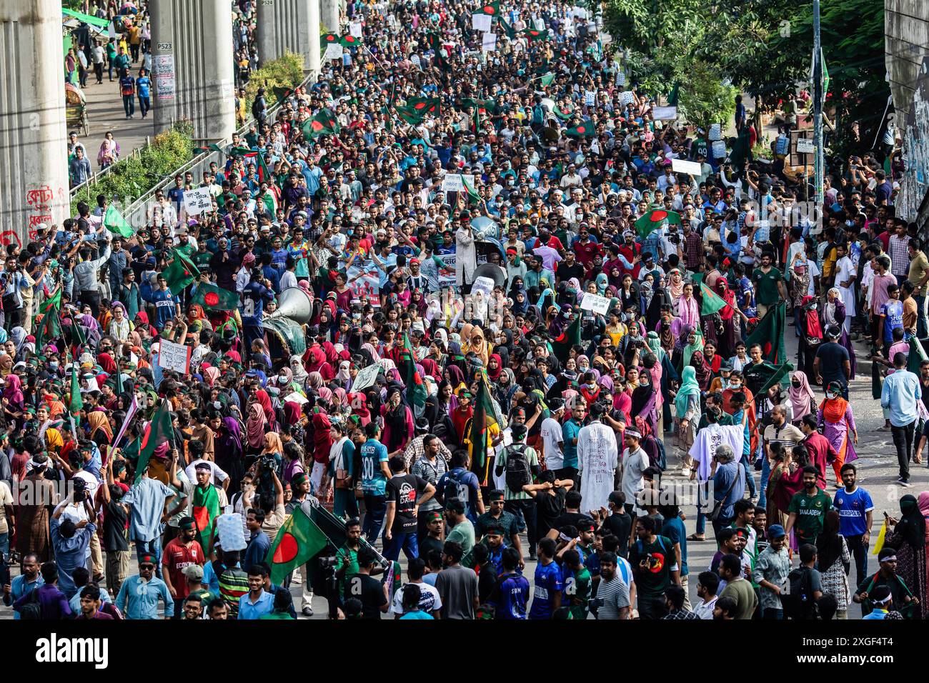 Dhaka, Bangladesch. Juli 2024. Eine Menge Demonstranten marschiert während einer Demonstration in Shahbagh. Studenten und Arbeitssuchende in Bangladesch forderten ein Verbot der Quoten für staatliche Arbeitsplätze und forderten die Wiedereinführung des Regierungskreislaufs von 2018, mit dem das Quotensystem abgeschafft wurde. Quelle: SOPA Images Limited/Alamy Live News Stockfoto