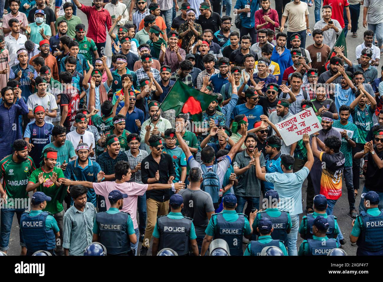 Dhaka, Bangladesch. Juli 2024. Eine Menge Demonstranten marschiert während einer Demonstration in Shahbagh. Studenten und Arbeitssuchende in Bangladesch forderten ein Verbot der Quoten für staatliche Arbeitsplätze und forderten die Wiedereinführung des Regierungskreislaufs von 2018, mit dem das Quotensystem abgeschafft wurde. (Foto: Sazzad Hossain/SOPA Images/SIPA USA) Credit: SIPA USA/Alamy Live News Stockfoto