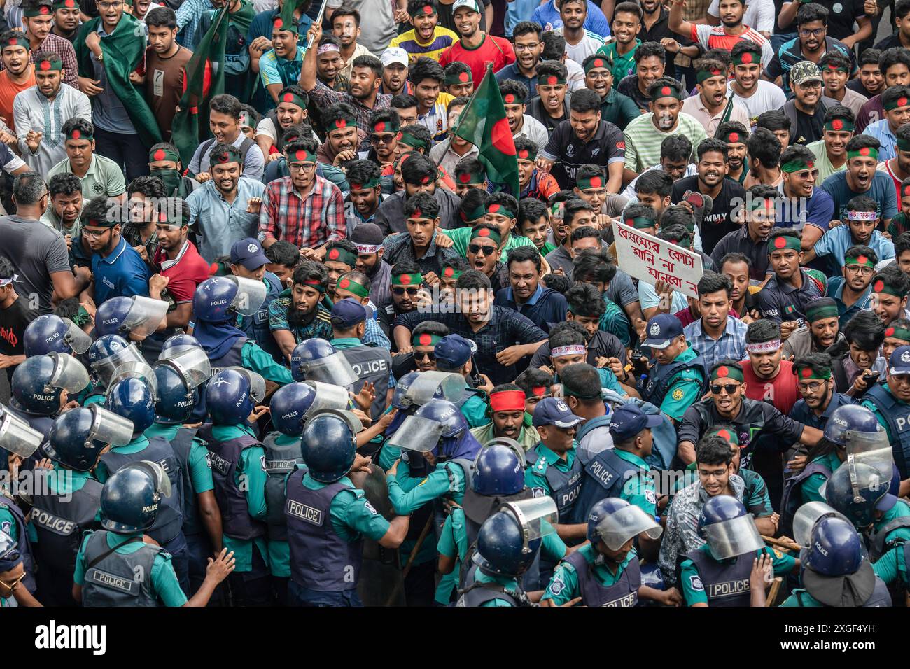 Dhaka, Bangladesch. Juli 2024. Eine Menge Demonstranten marschiert während einer Demonstration in Shahbagh. Studenten und Arbeitssuchende in Bangladesch forderten ein Verbot der Quoten für staatliche Arbeitsplätze und forderten die Wiedereinführung des Regierungskreislaufs von 2018, mit dem das Quotensystem abgeschafft wurde. (Foto: Sazzad Hossain/SOPA Images/SIPA USA) Credit: SIPA USA/Alamy Live News Stockfoto