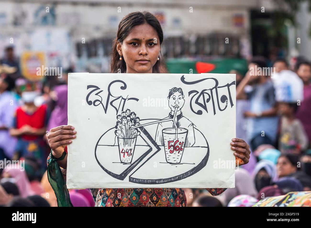 Dhaka, Bangladesch. Juli 2024. Während der Demonstration hält ein Demonstrator ein Plakat. Studenten und Arbeitssuchende in Bangladesch forderten ein Verbot der Quoten für staatliche Arbeitsplätze und forderten die Wiedereinführung des Regierungskreislaufs von 2018, mit dem das Quotensystem abgeschafft wurde. (Foto: Sazzad Hossain/SOPA Images/SIPA USA) Credit: SIPA USA/Alamy Live News Stockfoto