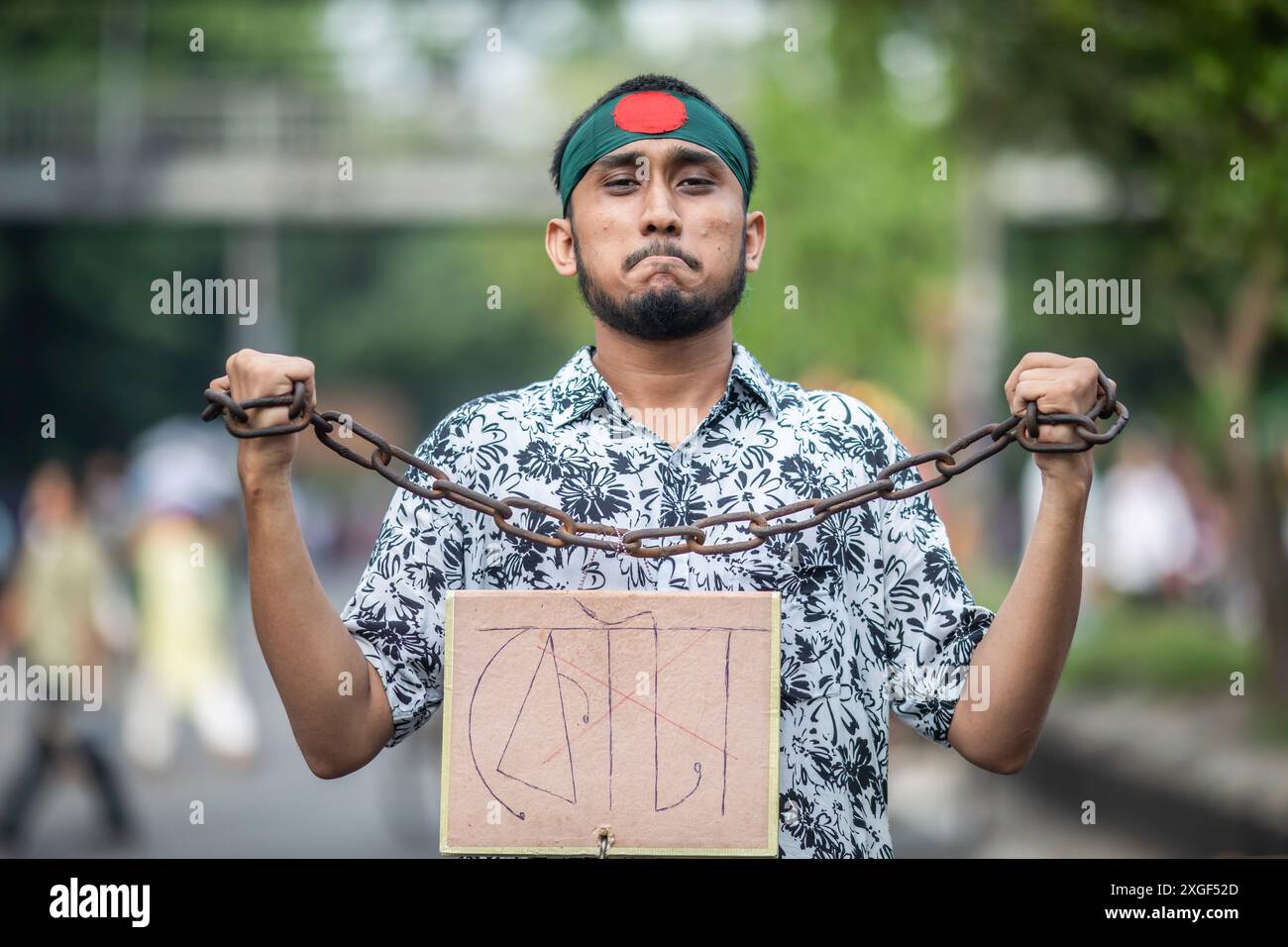 Dhaka, Bangladesch. Juli 2024. Während der Demonstration hält ein Demonstrator ein Plakat. Studenten und Arbeitssuchende in Bangladesch forderten ein Verbot der Quoten für staatliche Arbeitsplätze und forderten die Wiedereinführung des Regierungskreislaufs von 2018, mit dem das Quotensystem abgeschafft wurde. (Foto: Sazzad Hossain/SOPA Images/SIPA USA) Credit: SIPA USA/Alamy Live News Stockfoto
