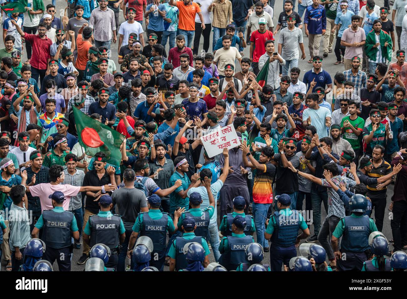 Dhaka, Bangladesch. Juli 2024. Eine Menge Demonstranten marschiert während einer Demonstration in Shahbagh. Studenten und Arbeitssuchende in Bangladesch forderten ein Verbot der Quoten für staatliche Arbeitsplätze und forderten die Wiedereinführung des Regierungskreislaufs von 2018, mit dem das Quotensystem abgeschafft wurde. (Foto: Sazzad Hossain/SOPA Images/SIPA USA) Credit: SIPA USA/Alamy Live News Stockfoto