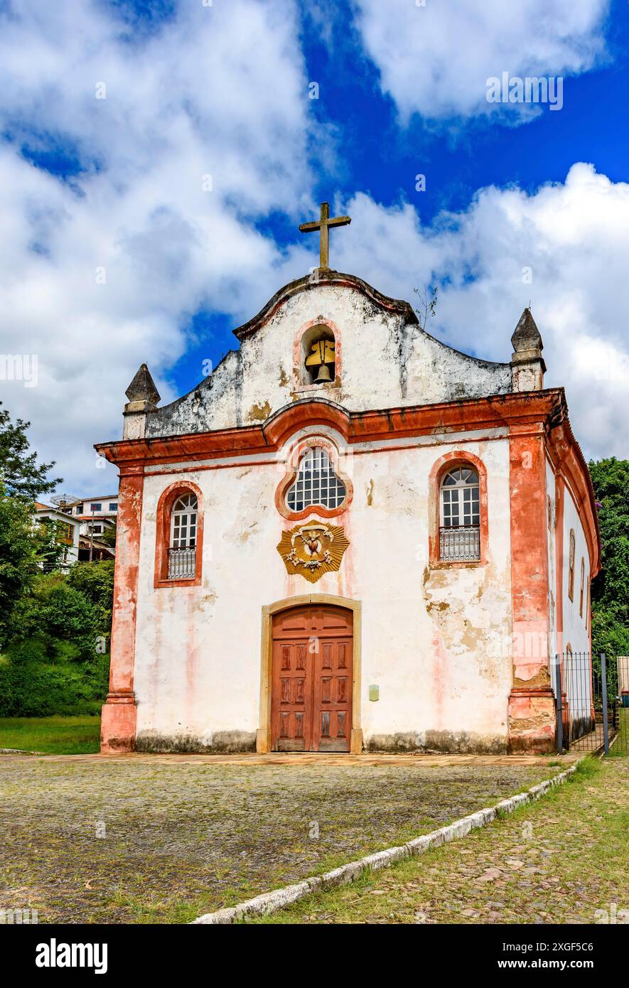 Kleine Barockkapelle, die durch die Zeit in der historischen Stadt Ouro Preto, Ouro Preto, Minas Gerais, Brasilien zerstört wurde Stockfoto