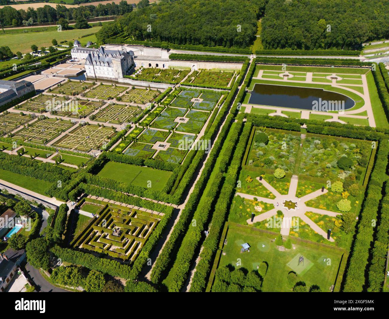 Überblick über ein Schloss mit symmetrischen, künstlerisch gestalteten Gärten und Parklandschaft, Blick aus der Vogelperspektive, Schloss Villandry, Renaissance, Touren, Loire-Tal Stockfoto