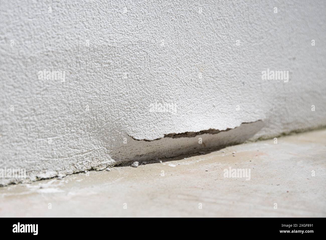 Außenwand beschädigt durch Risse durch Wasser und Feuchtigkeit. Wasseraustritt Stockfoto