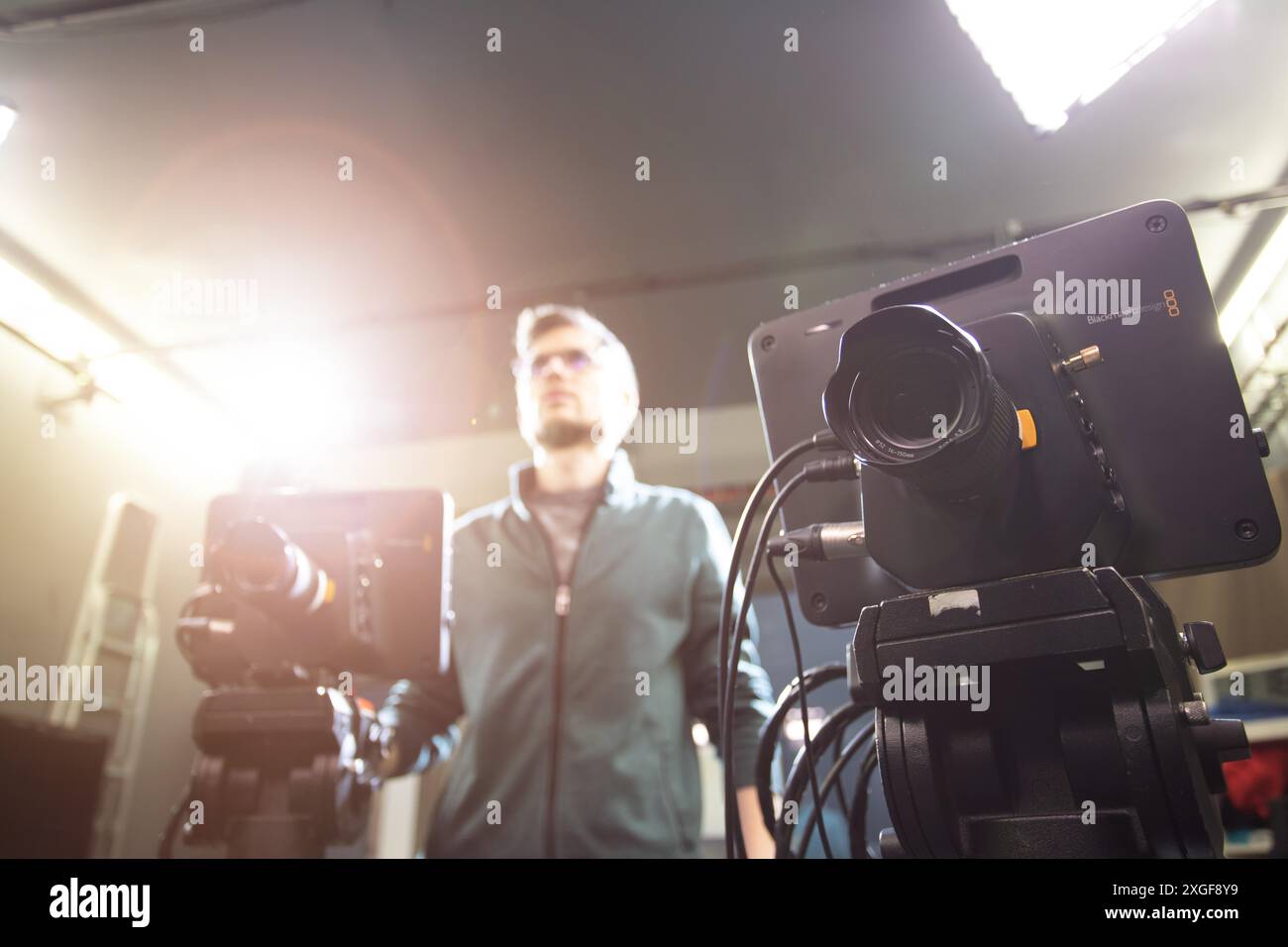 Der Kameramann betreibt eine Filmkamera im Fernsehen Aufnahmestudio Stockfoto