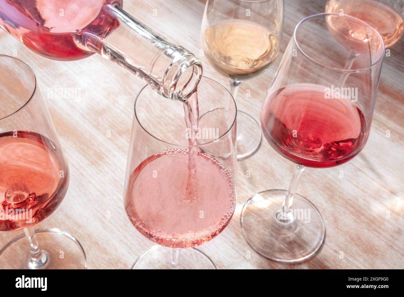 Rosenwein, Gläser verschiedener Weine auf einen Holztisch gießen Stockfoto