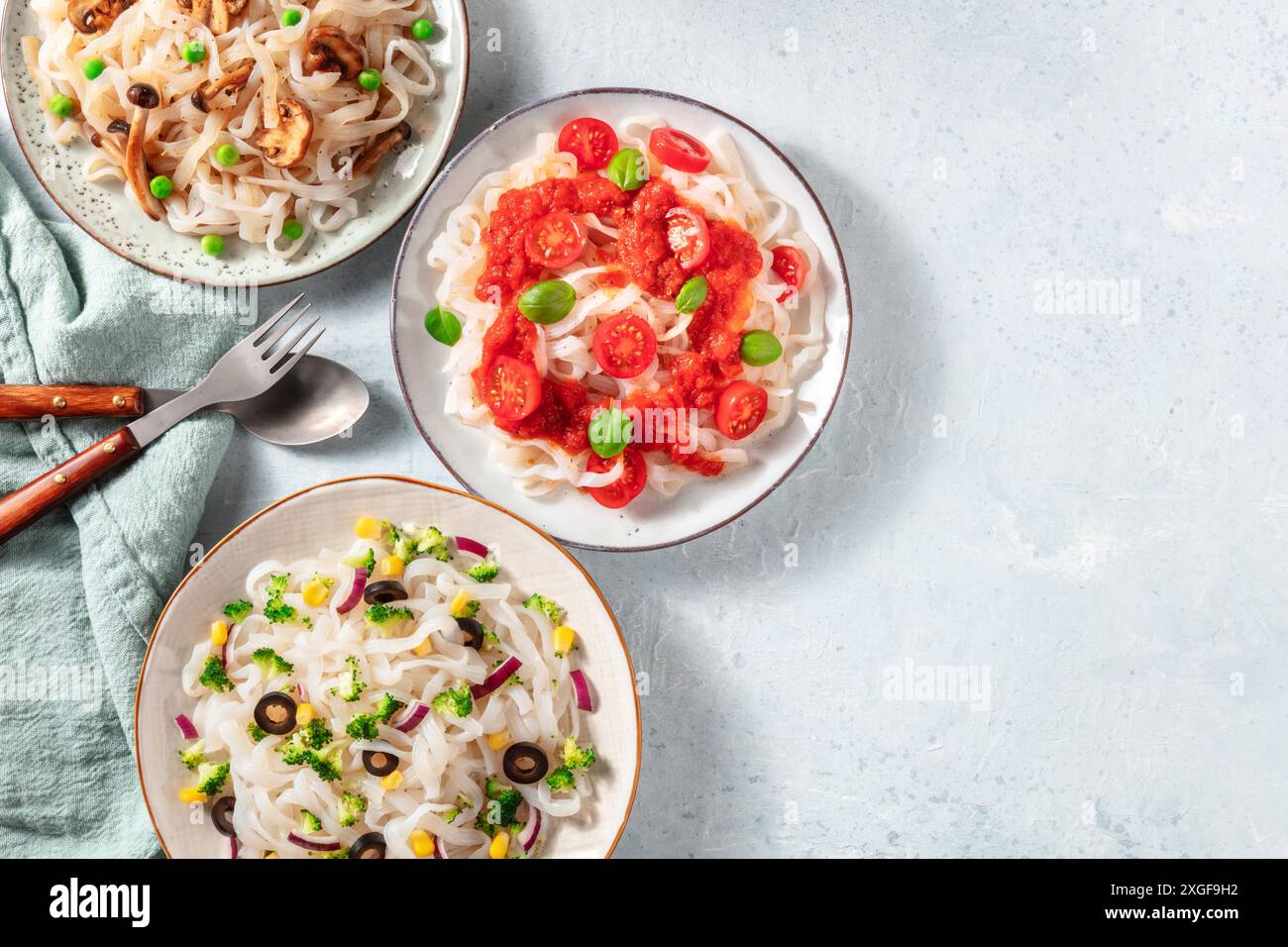 Konjac Pasta-Gerichte mit verschiedenen Gemüse, Overhead flach lag Schuss mit Kopierer Platz Stockfoto