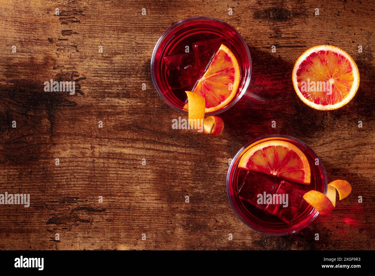 Negroni Orange Cocktail Gläser mit einer Blutorange, oben mit einem Platz für Text Stockfoto