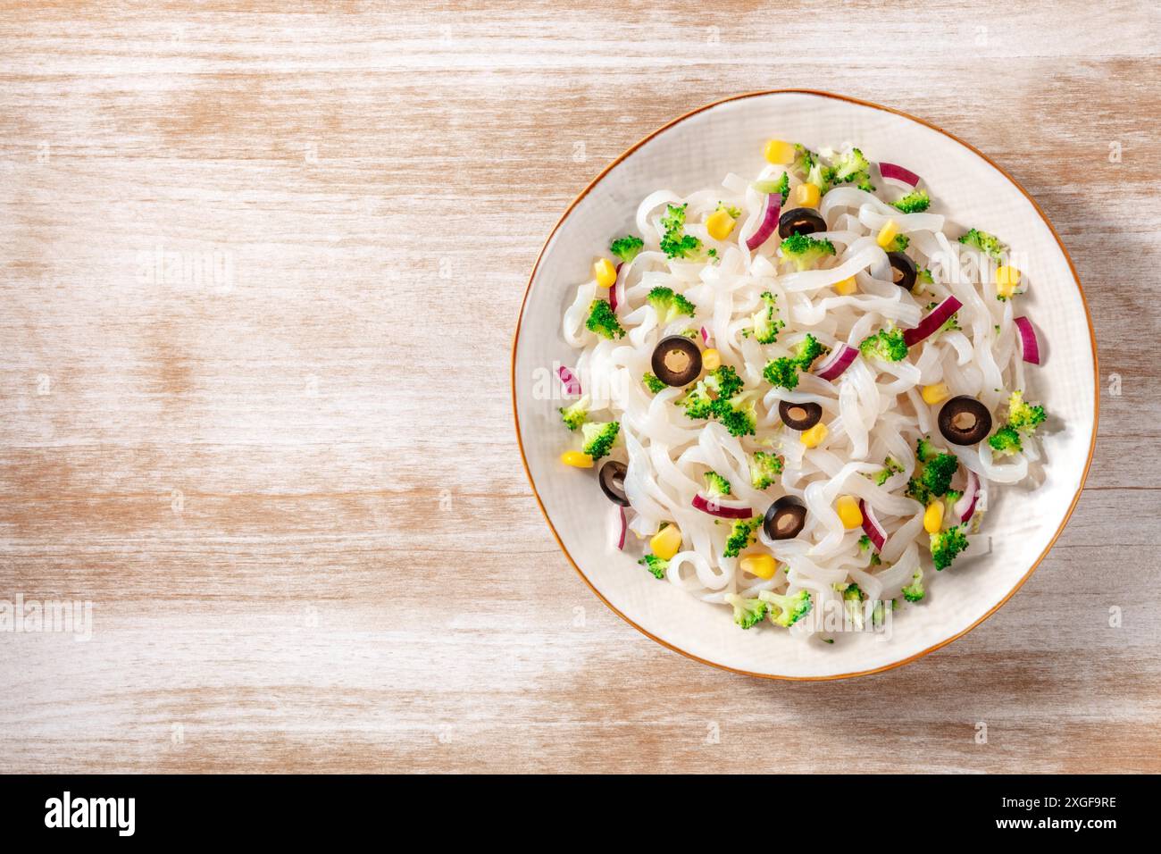 Konjac-Pasta mit Brokkoli, von oben aufgenommen mit einem Platz für Text auf einem rustikalen Hintergrund Stockfoto