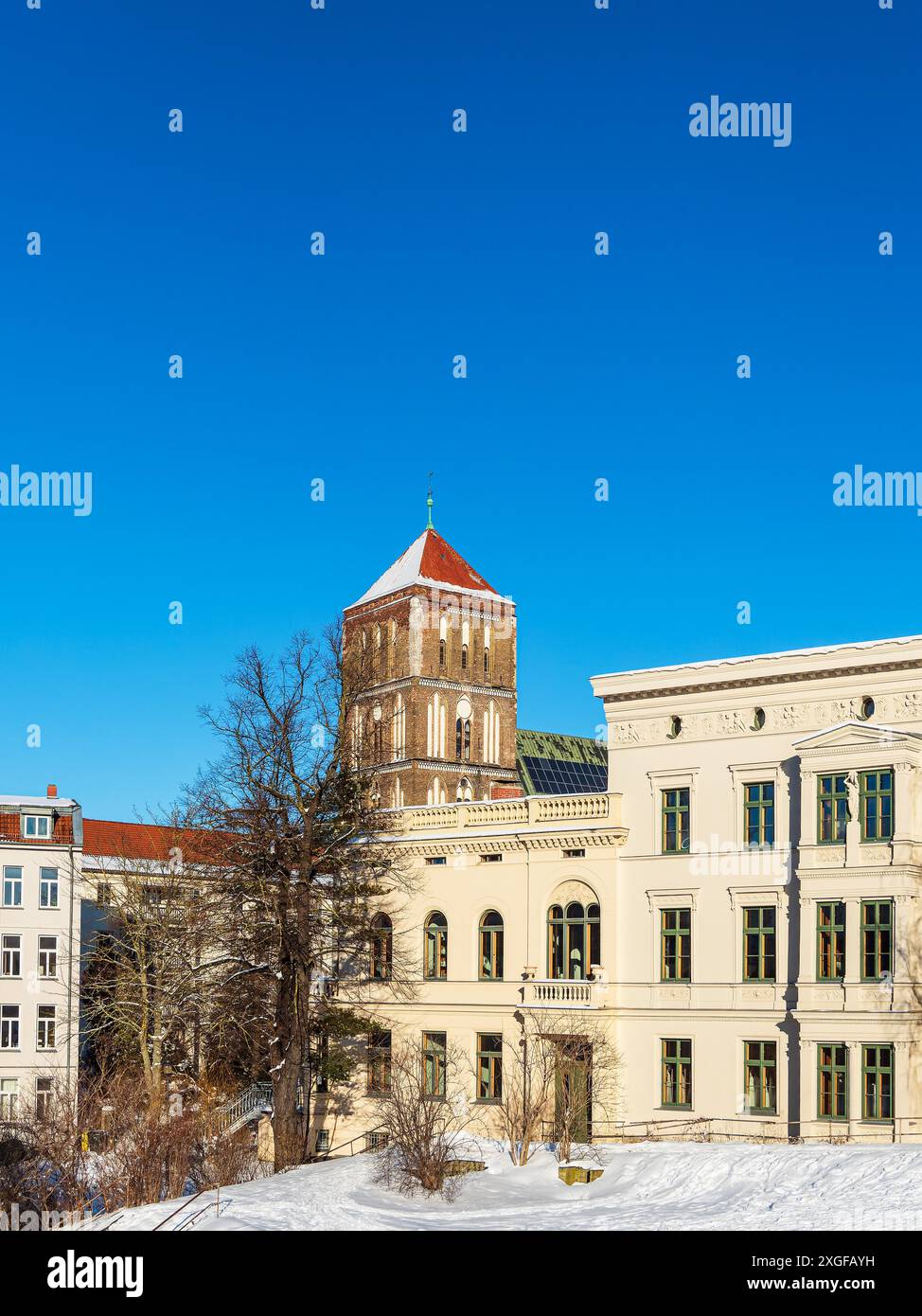 Blick auf die Nikolaikirche im Winter in der Hansestadt Rostock Stockfoto