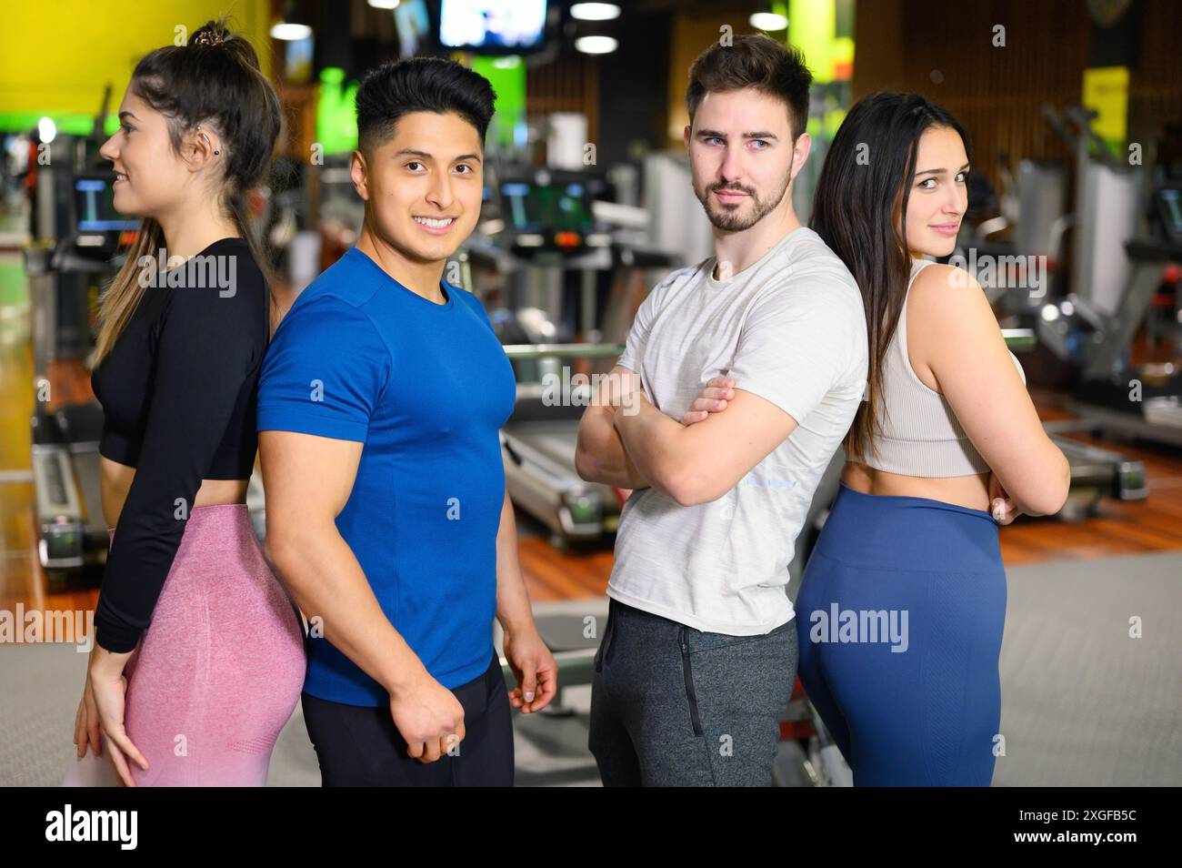 Gruppe von jungen athletischen weiblichen und männlichen Erwachsenen stehen zusammen als gute Freunde in der Turnhalle nach dem Training Sitzung. Hochwertige Fotos Stockfoto