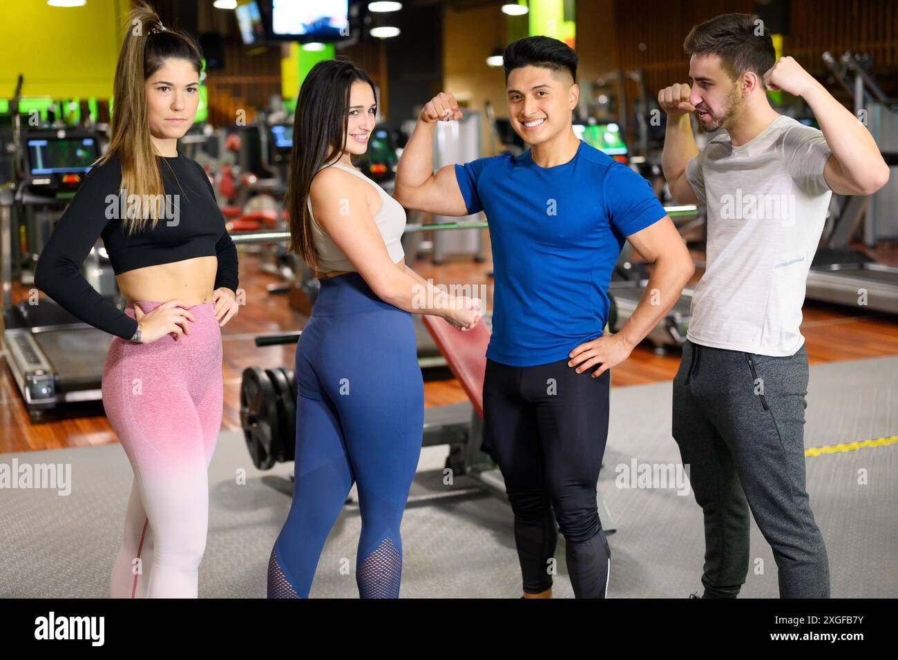 Gruppe von jungen athletischen weiblichen und männlichen Erwachsenen stehen zusammen als gute Freunde in der Turnhalle nach dem Training Sitzung. Hochwertige Fotos Stockfoto