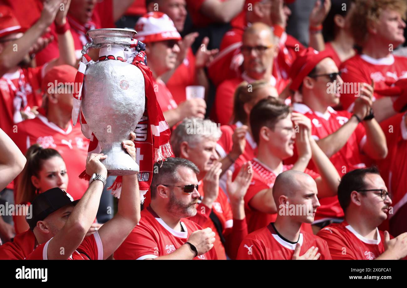 DÜSSELDORF, DEUTSCHLAND - 06. JULI: Schweizer Fans vor dem Viertelfinalspiel der UEFA EURO 2024 zwischen England und der Schweiz am 06. Juli 2024 in Düsseldorf Arena. © diebilderwelt / Alamy Stock Stockfoto