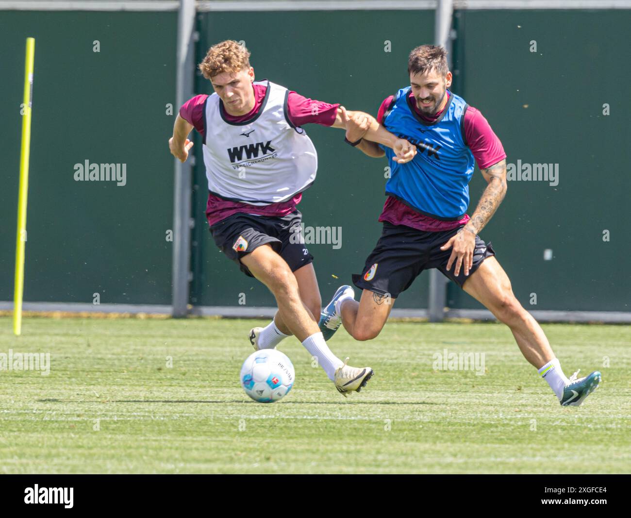 Kampf um den Ball zwischen Arne Engels (FC Augsburg #27) und David Colina (bisher ausgeliehen an Velje BK); FC Augsburg, Training, Stockfoto