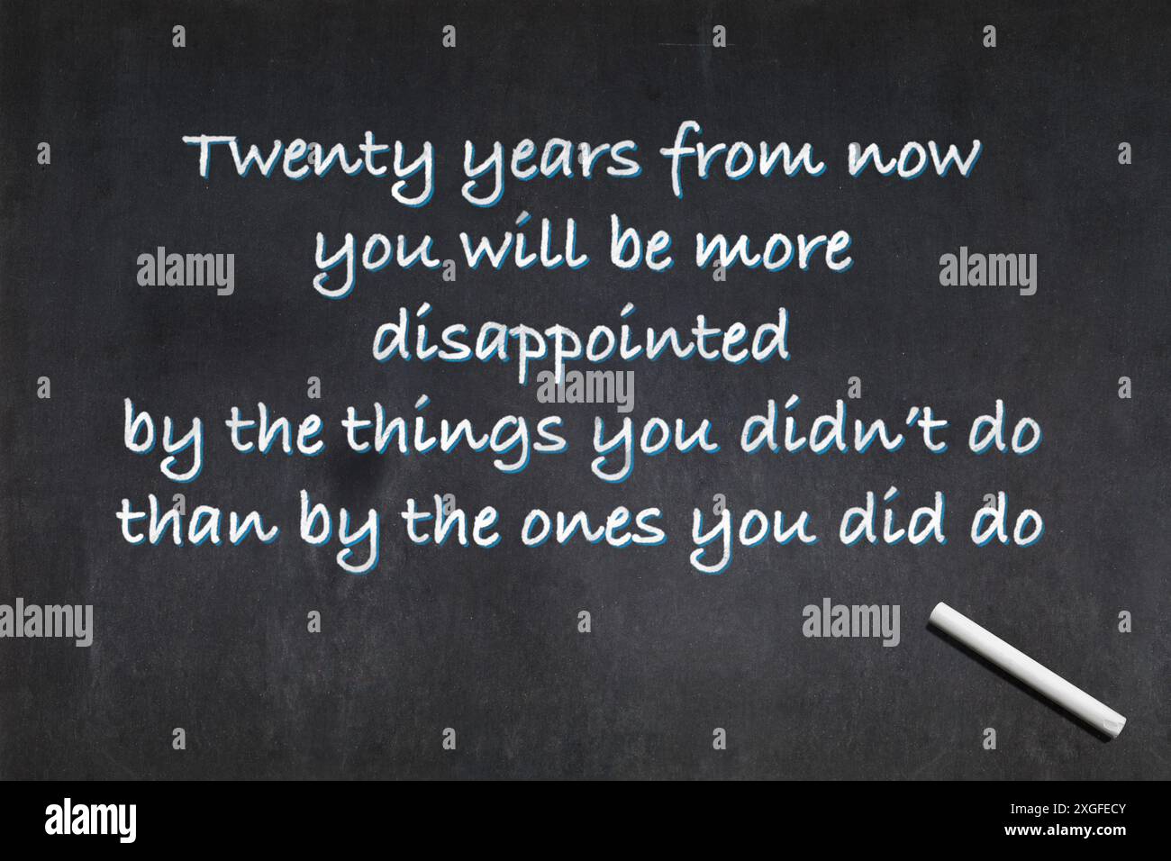 Tafel mit einem Zitat von Mark Twain: In zwanzig Jahren werden Sie mehr enttäuscht sein von den Dingen, die Sie nicht getan haben, als von denen, die Sie getan haben Stockfoto