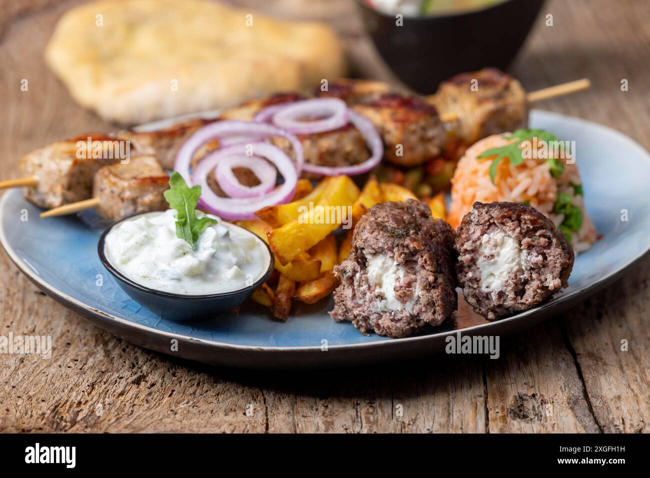 Griechisches Bifteki-Fleisch mit Pommes frites Stockfoto