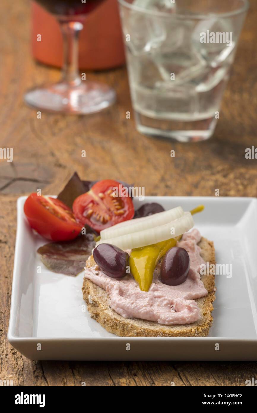 Brot mit griechischen Taramen auf Holz verteilt Stockfoto