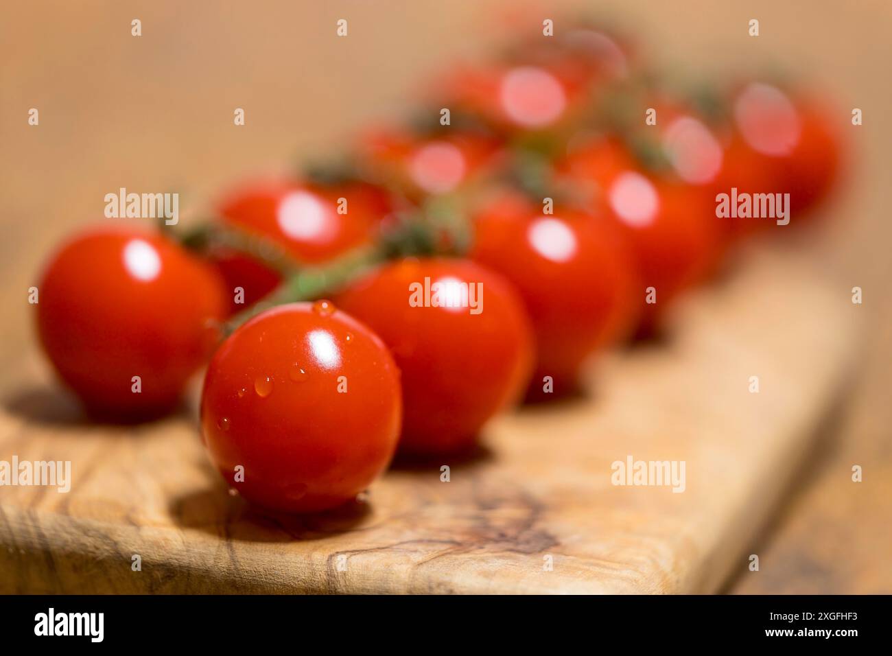 Reihe roher Tomaten auf Holz Stockfoto