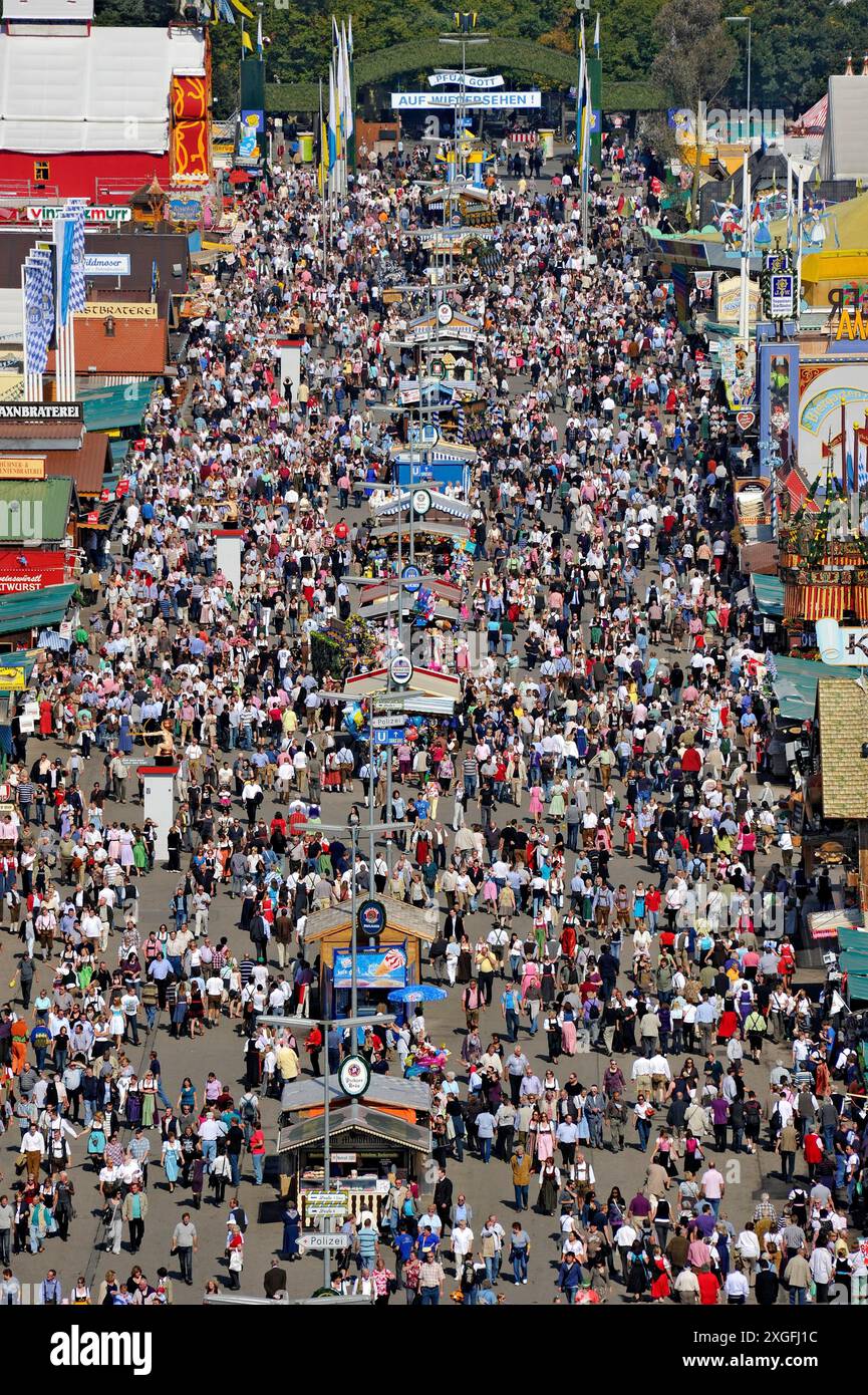 Menschenmassen auf der Straße der Bierzelte, Hauptstraße, Oktoberfest, wies'n, Wiesn, München, Oberbayern, Bayern, Deutschland Stockfoto