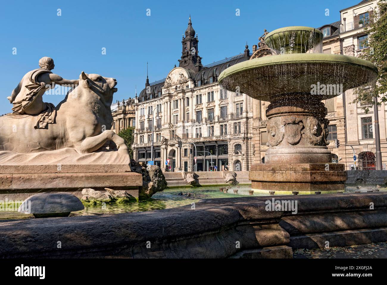 Wittelsbacher Brunnen, monumentaler Wittelsbacher Brunnen von Adolf von Hildebrand, Skulptur eines Amazonas auf einem Stier, Neoklassizismus, Bernheimer Haus Stockfoto