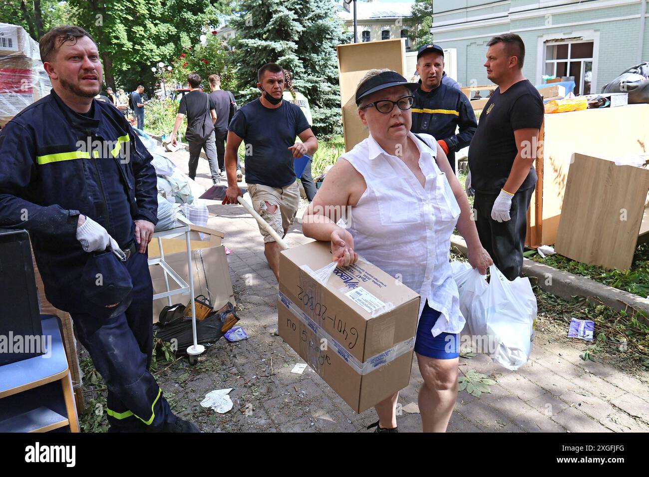 KIEW, UKRAINE - 8. JULI 2024 - Menschen werden im Ohmatdyt Nationalen Kinderkrankenhaus gesehen, das von Russlands strategischer Kreuzfahrtrakete KH-101 in Kiew, Hauptstadt der Ukraine, angegriffen wurde. Im Krankenhaus Ohmatdyt wurden zwei Erwachsene, darunter ein Arzt, getötet und mindestens 10 Menschen verletzt. Stockfoto