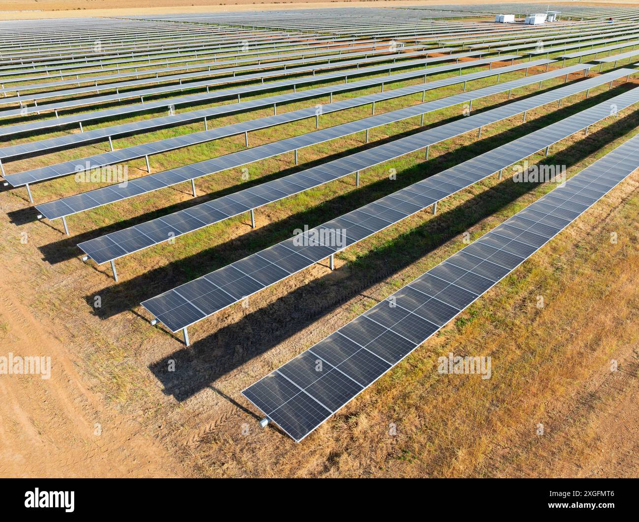 Luftaufnahme von Reihen von Solarpaneelen auf ländlichem Ackerland in Moolort in Central Victoria, Australien Stockfoto