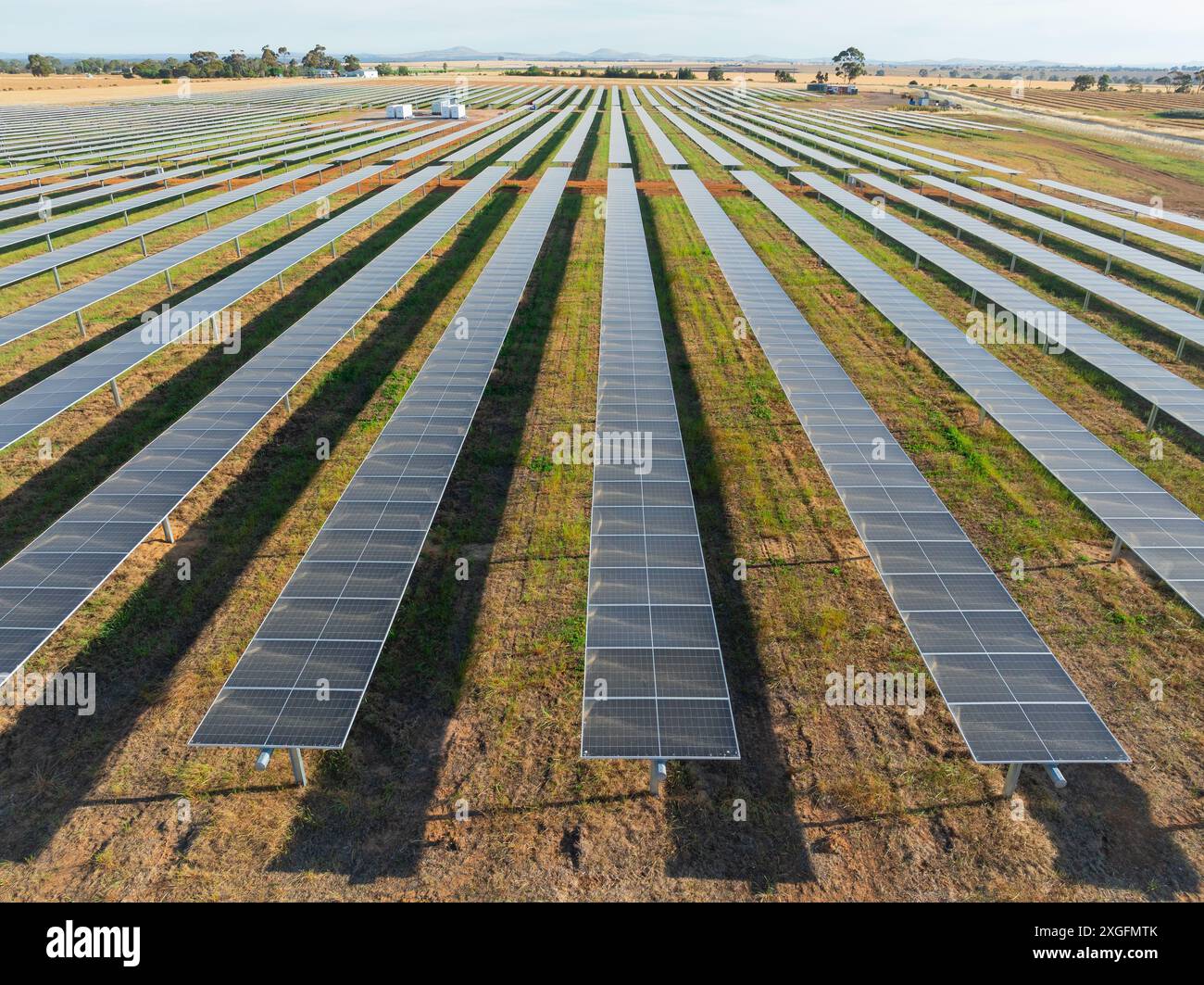 Luftaufnahme von Reihen von Solarpaneelen auf ländlichem Ackerland in Moolort in Central Victoria, Australien Stockfoto