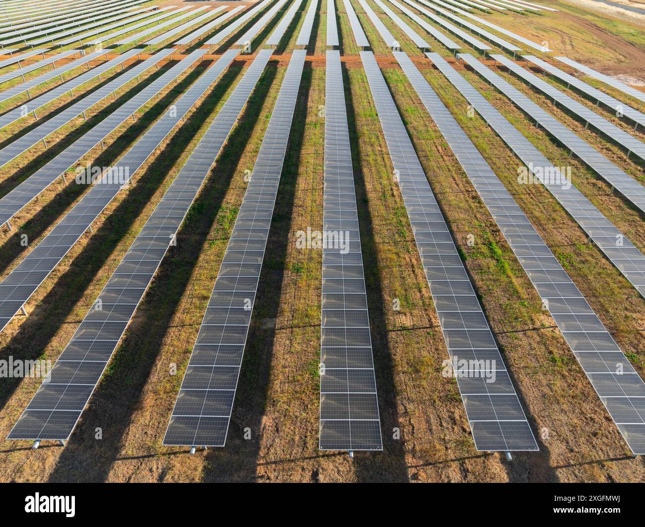 Luftaufnahme von Reihen von Solarpaneelen auf ländlichem Ackerland in Moolort in Central Victoria, Australien Stockfoto